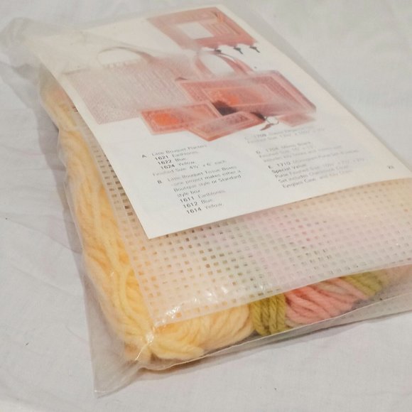 Memo Board Artcraft Concepts Plastic Canvas Kit 1704 Key Hooks Cream Green Pink - Picture 9 of 10